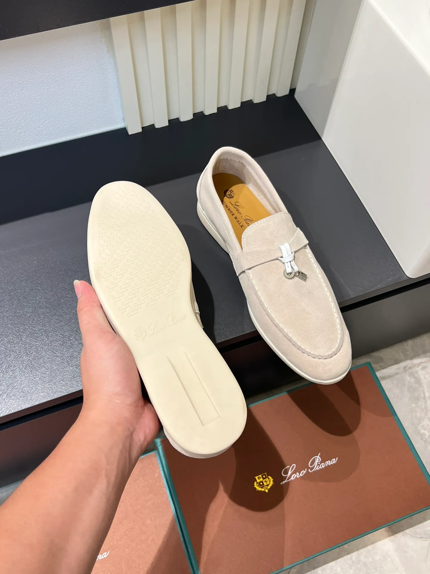 Men's shoes 💰p360 "Loro men's shoes 💰pian'*" Classic L men's shoes for couples 💰p Top version British flat loafers, a must-have item in old money style, the minimalist design is eye-catching and durable, a plus point for dressing The soft foot feel and texture are outstanding. They don’t scratch your feet and are very nice. They are matched with soft and waxy soles. They can be worn daily for a long time without getting tired. They are easy to wear, versatile and classic items, with perfect foot feel and texture! Imported cashmere fabric, the lining is made of imported A-grade water-dyed cow lining, the top version of the genuine leather midsole is sewn with pure handmade mark thread! Size: Female 35-40 (34. Customized) Male 38-44 (45.46. Customized)